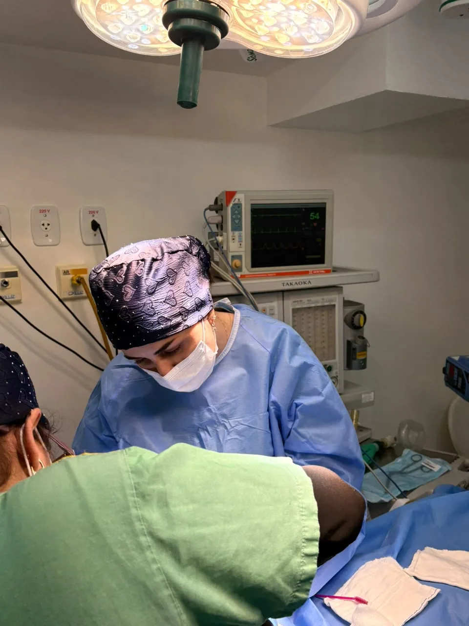 Equipe médica durante procedimento de transplante capilar