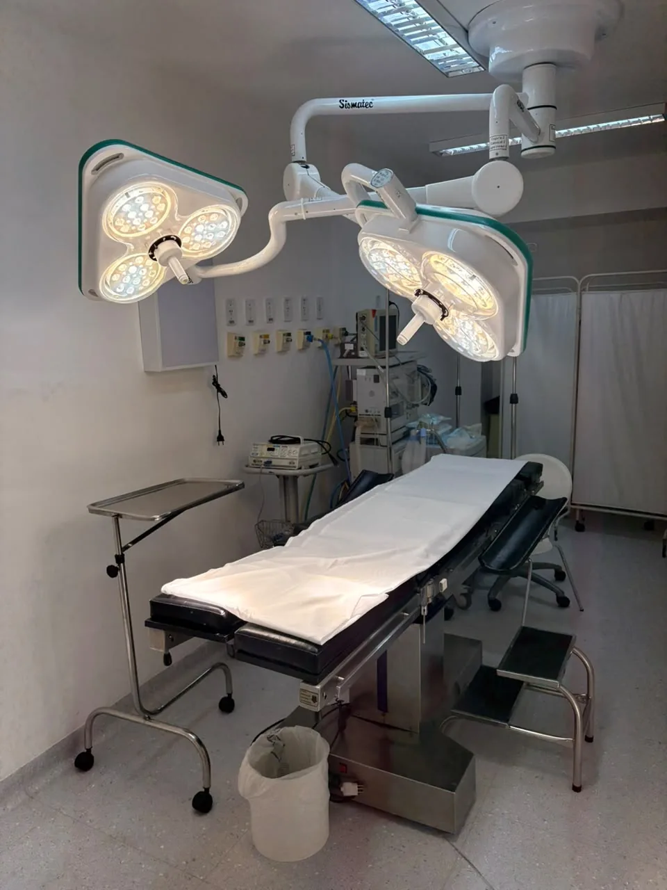 Sala cirúrgica equipada para procedimentos capilares